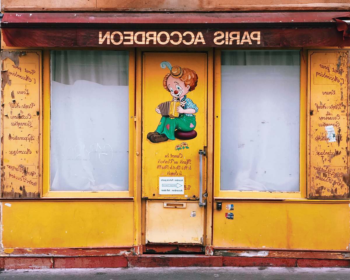 shop Paris Accordeon store door