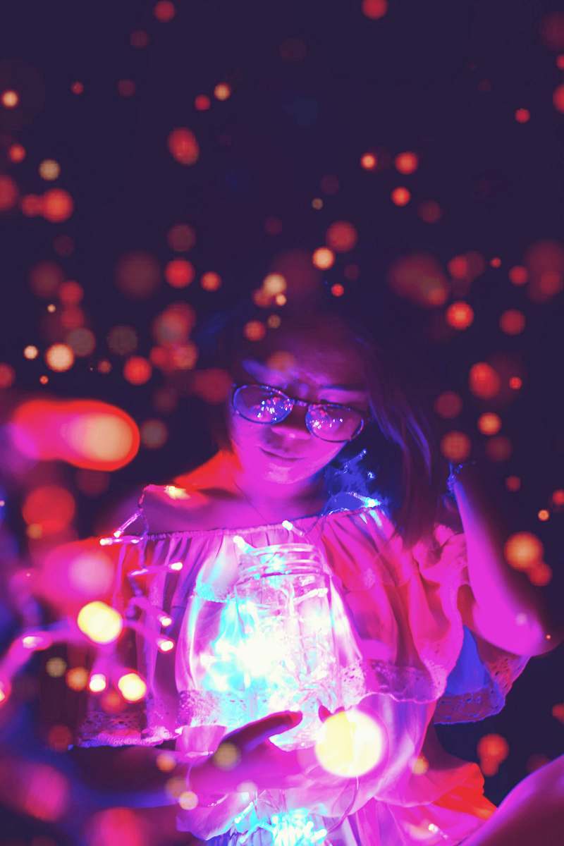 confetti woman holding glass jar with bokeh light background paper