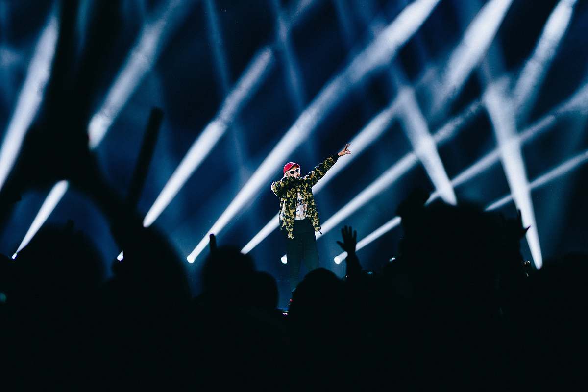 xi'an man performing on stage china