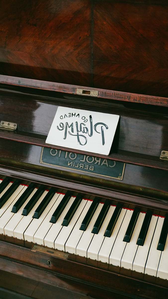 piano brown Carol Otto Berlin piano close-up photo license