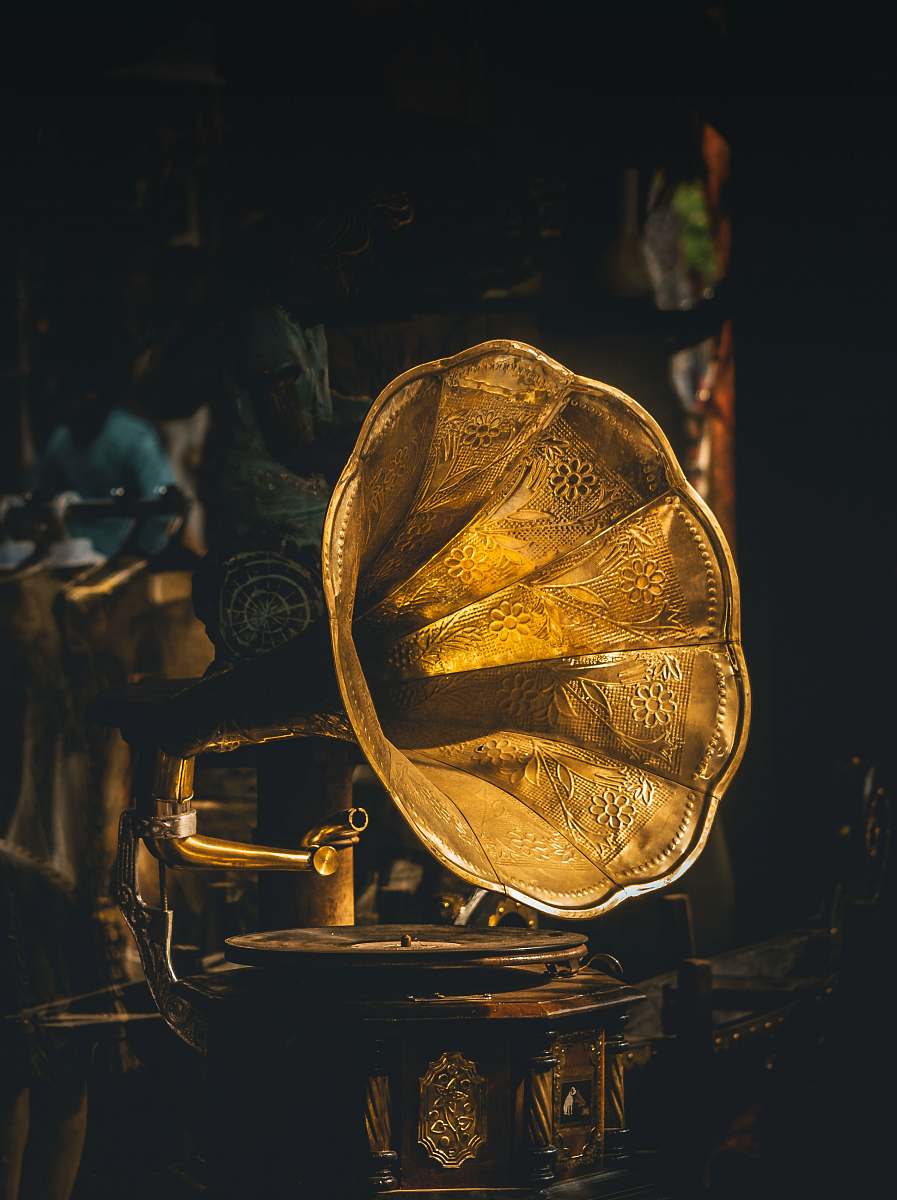 kochi closeup photo of gramophone gold