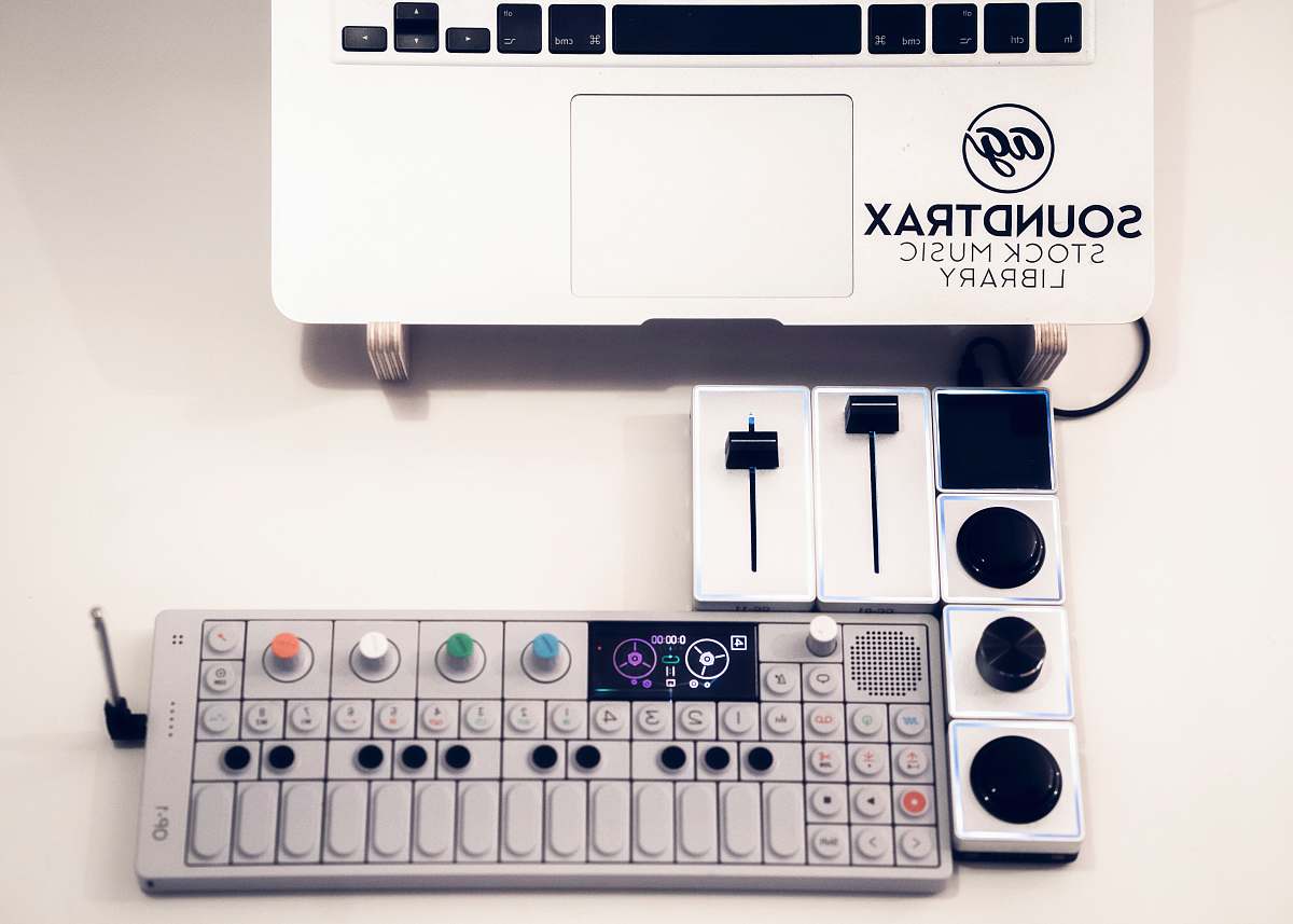 keybaord gray Soundtrax mixing console studio