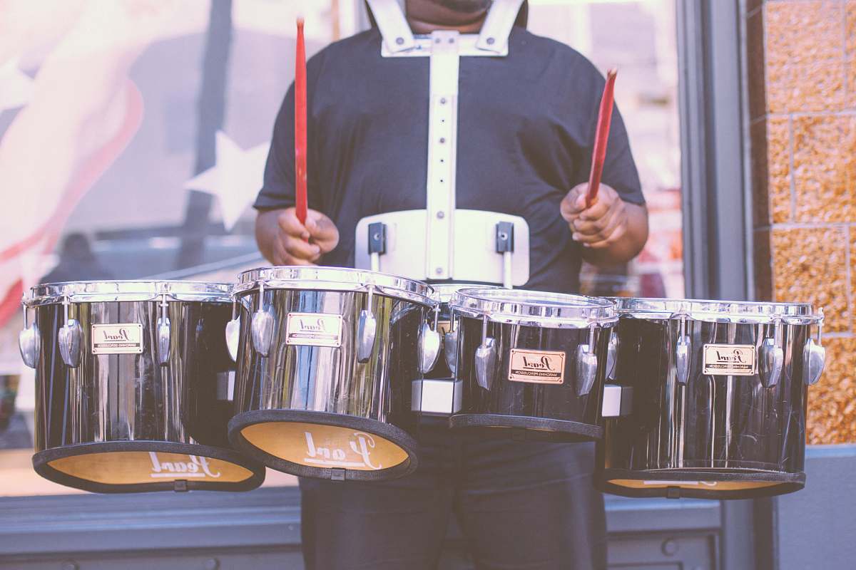 drum man carrying Pearl drums san francisco