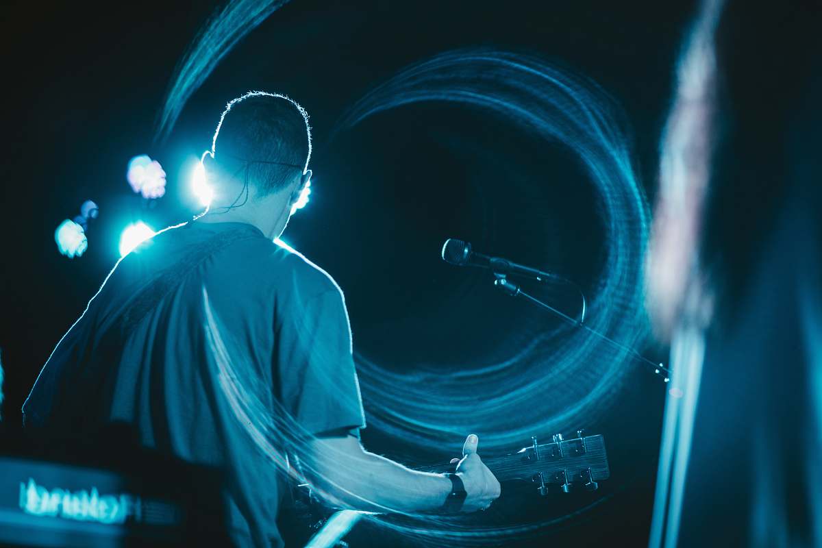 blue man wearing t-shirt wallppaer minerva