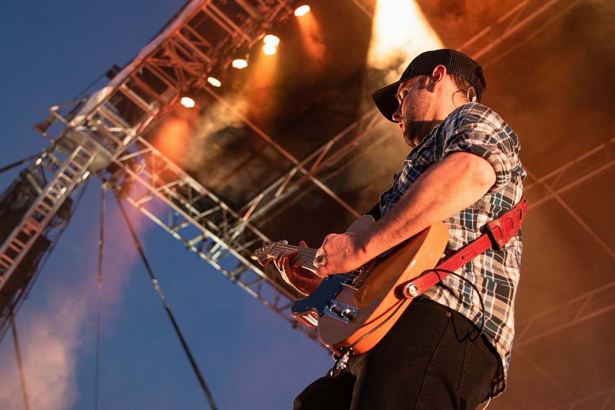 guitar person playing guitar on stage guitarist