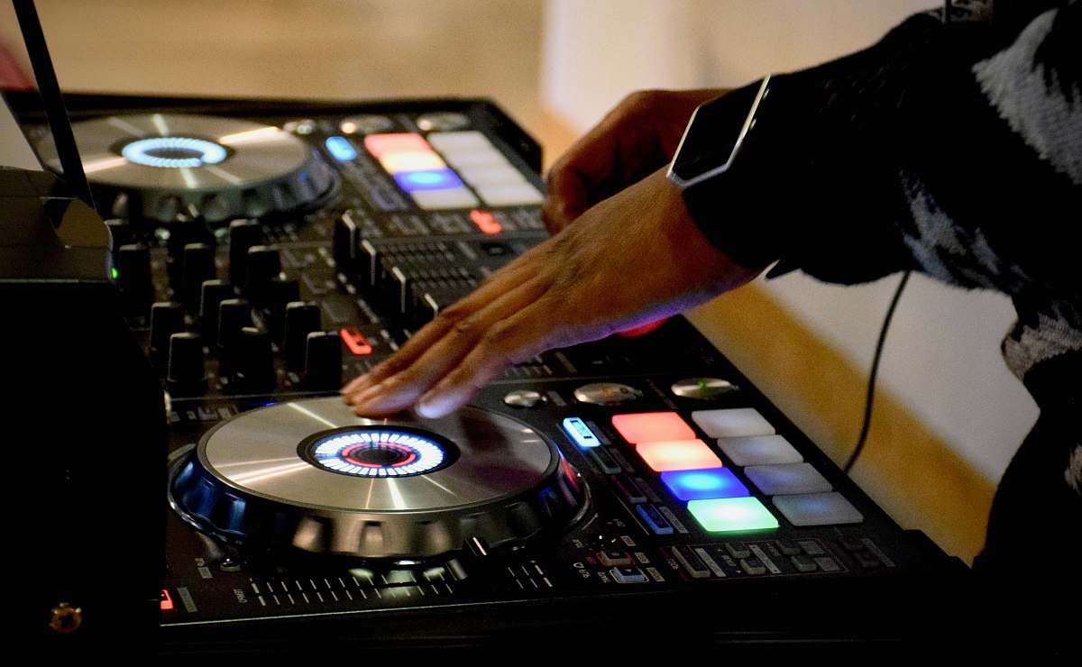 dj person using DJ turn table silhouette