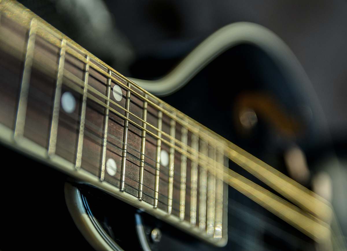 guitar selective focus photography of guitar electric guitar