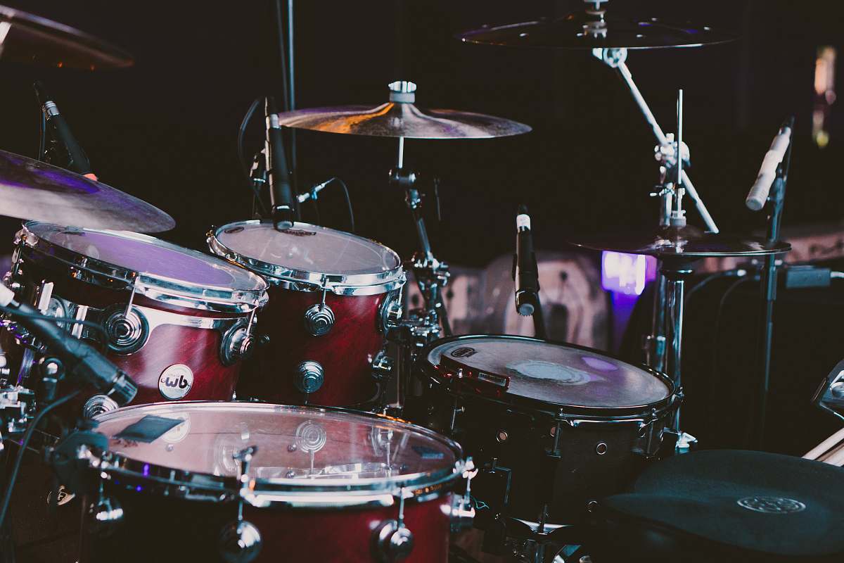 drum selective focus photography of red drum set musical instrument