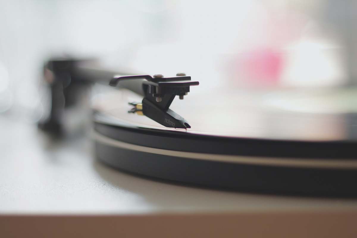 wallpaper shallow depth of field photo of turntable vintage