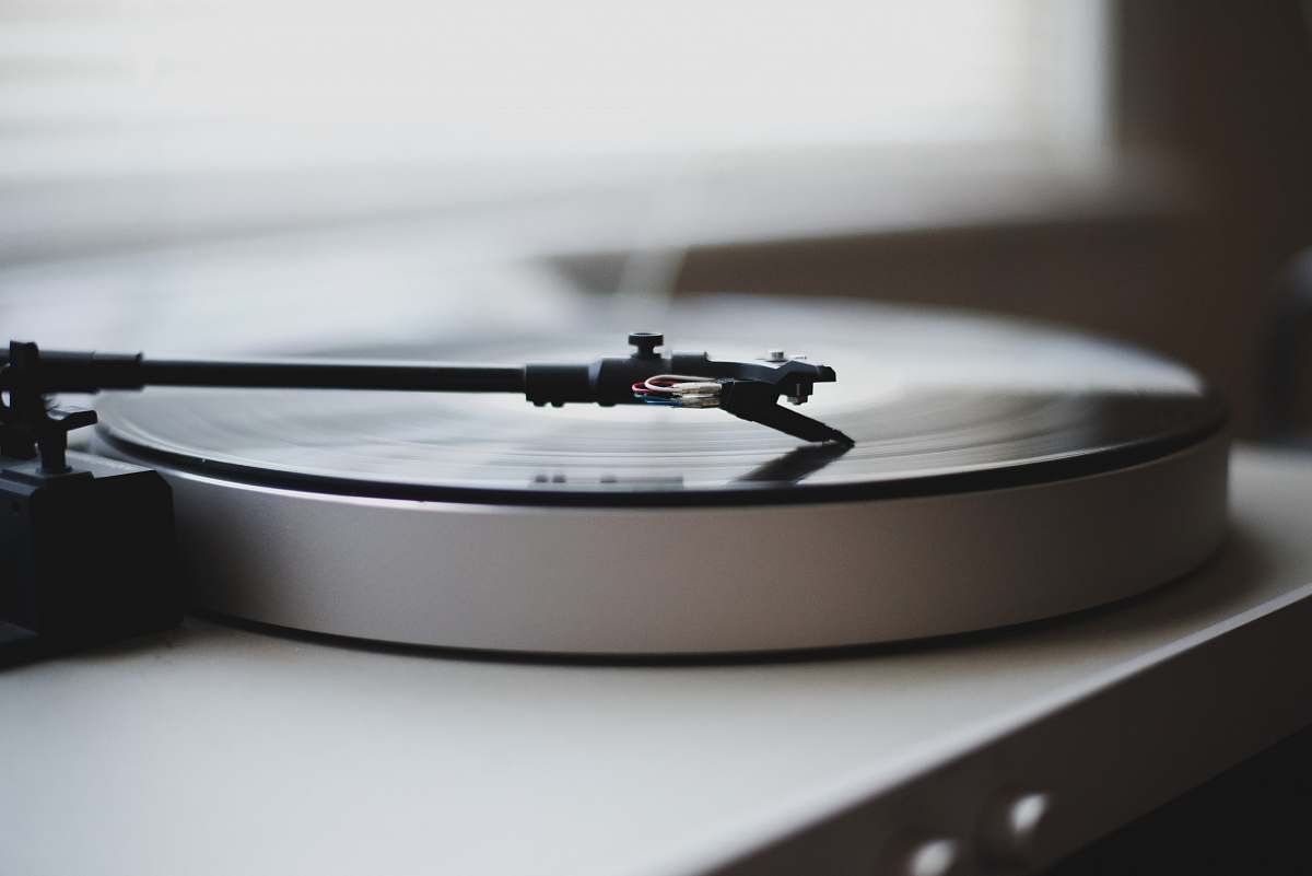 grey tilt shift lens photography of gray and black turntable record player
