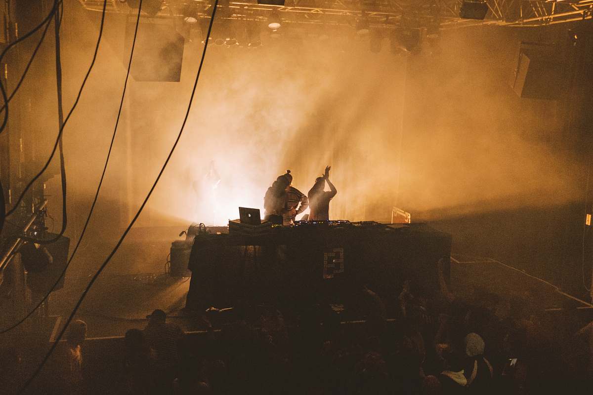 crowd two DJ in stage concert