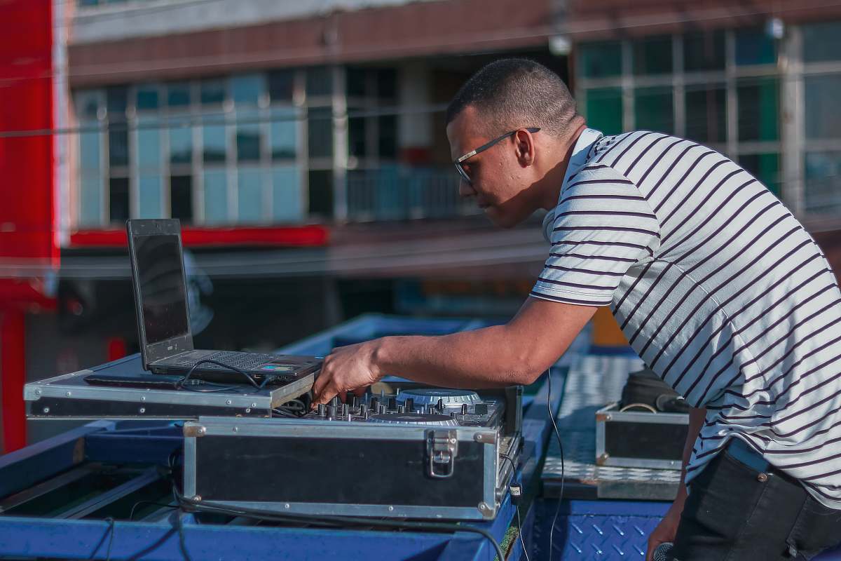 human man using turn table person