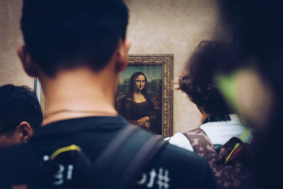 person men in front of Mona Lisa painting people