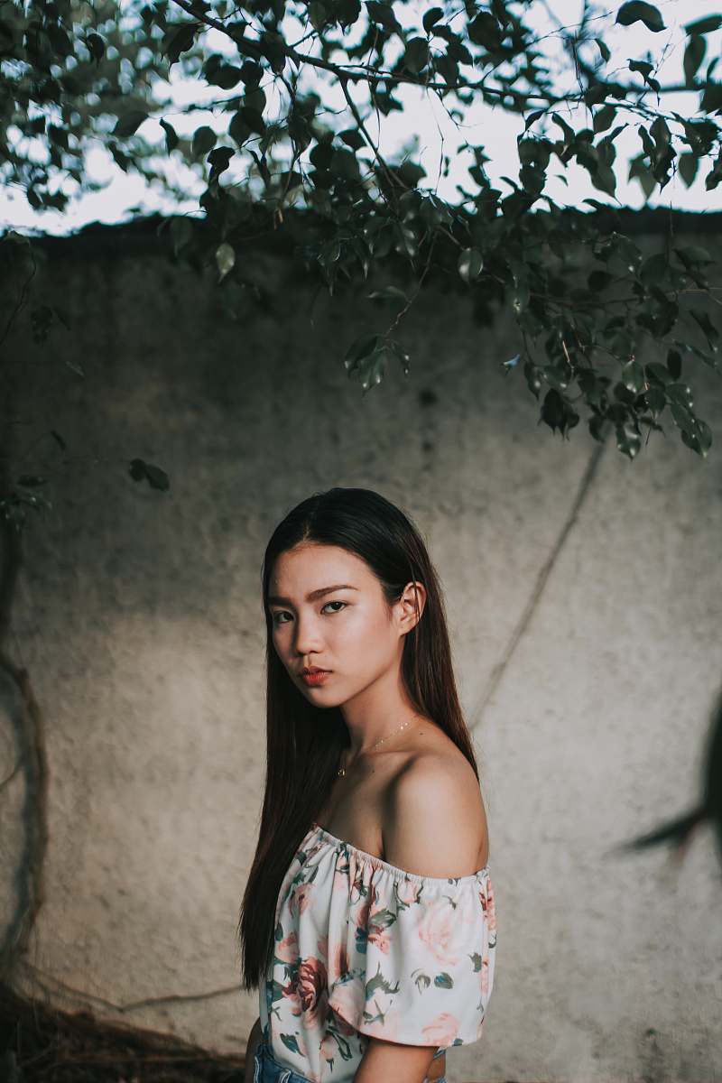 human shallow focus photography of woman standing outdoors woman