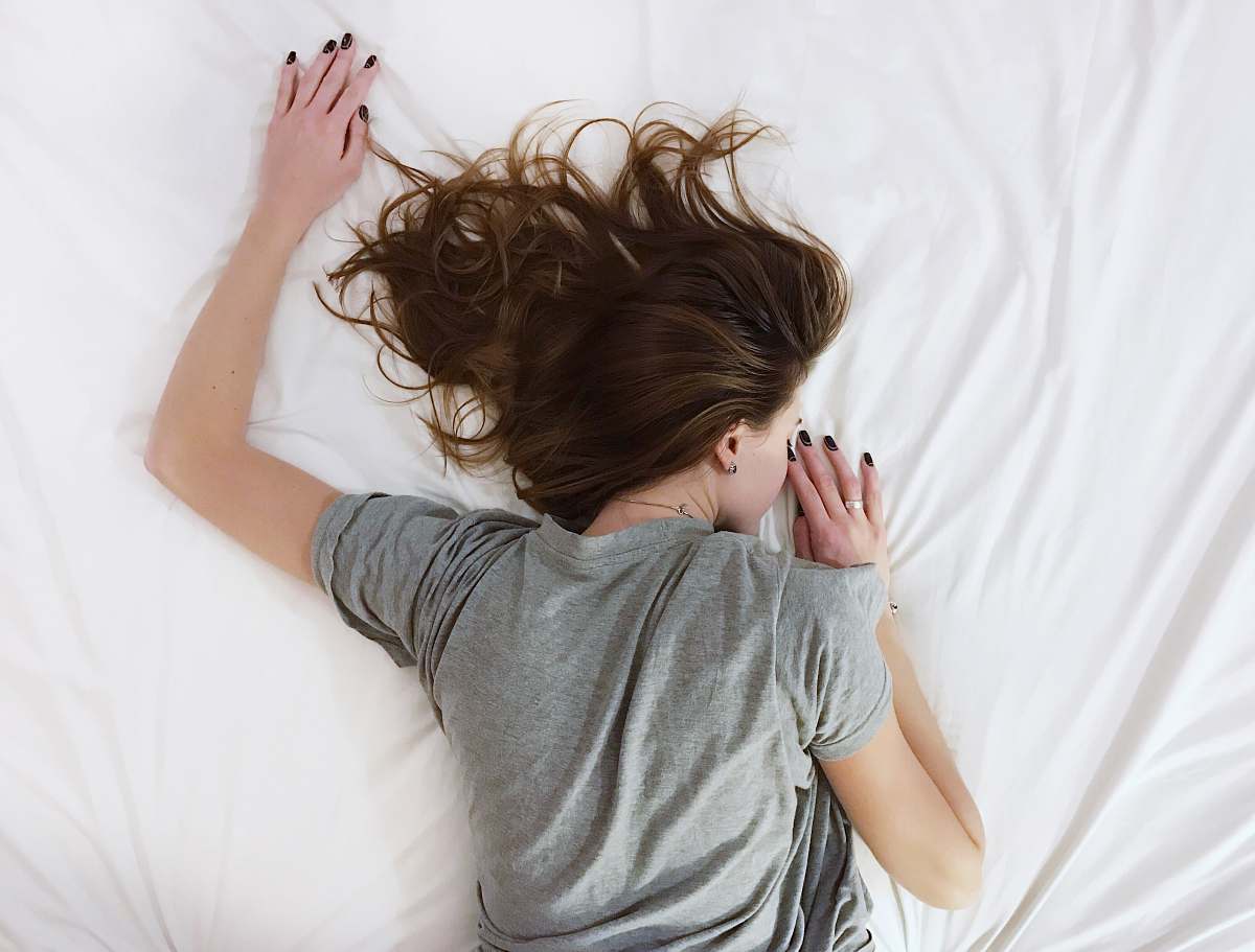 woman woman laying on bed sleep