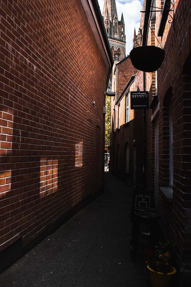 alley clear pathway between buildings alleyway