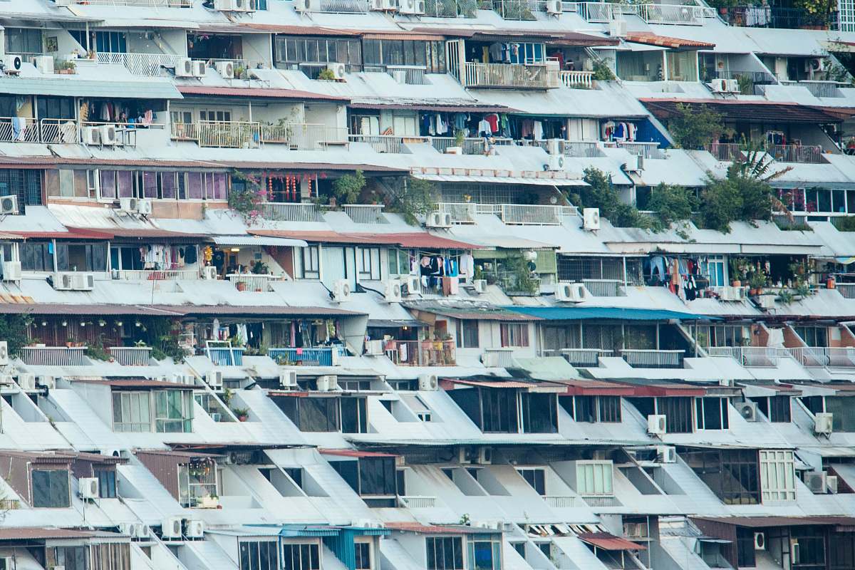 city close photo of houses high rise