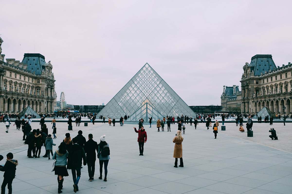 city group of people looking at The Lourve pyramid downtown