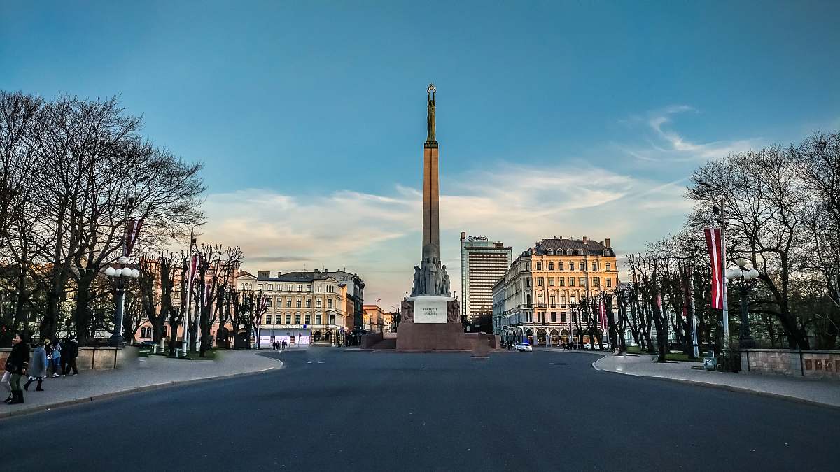 city road towards near building downtown