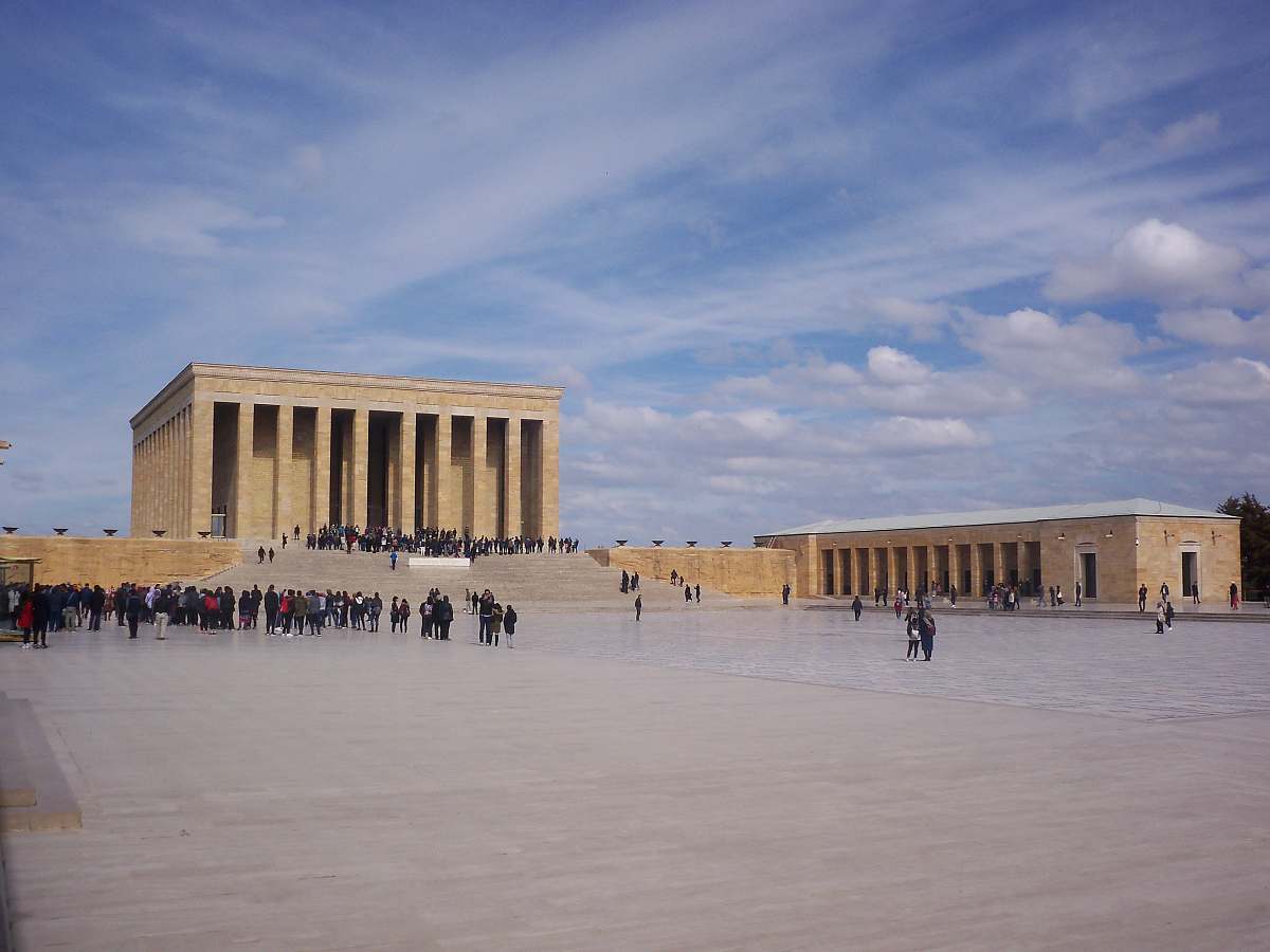 Capture the essence of urban beauty with this captivating photograph of a white building, showcasing the awe-inspiring mausoleum of a historical figure in the vibrant city of Khartoum. Bathed in daylight, this image reflects the architectural elegance and cultural significance of the site, making it an ideal choice for travel guides, historical articles, and architectural presentations.