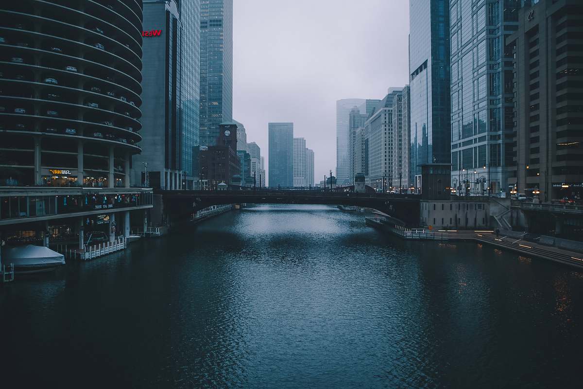 building bridge between commercial buildings during daytime chicago