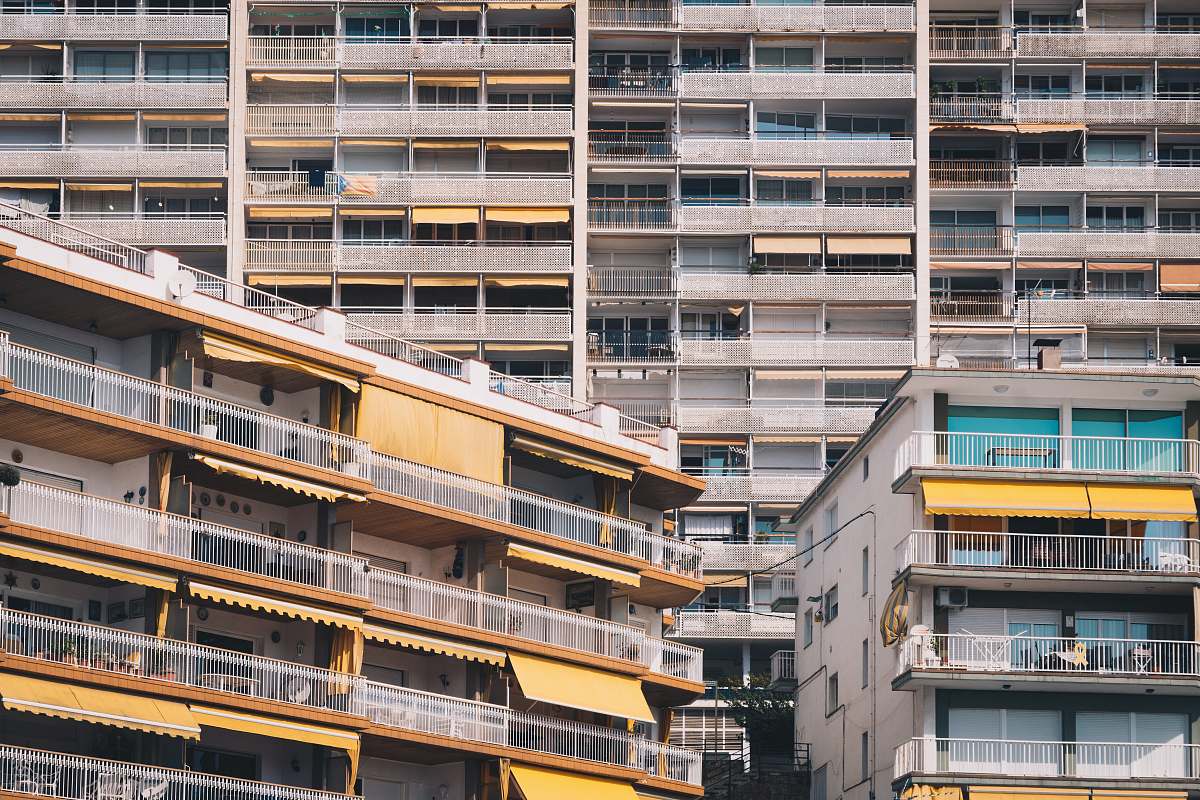building close-up photography of buildings during daytime high rise