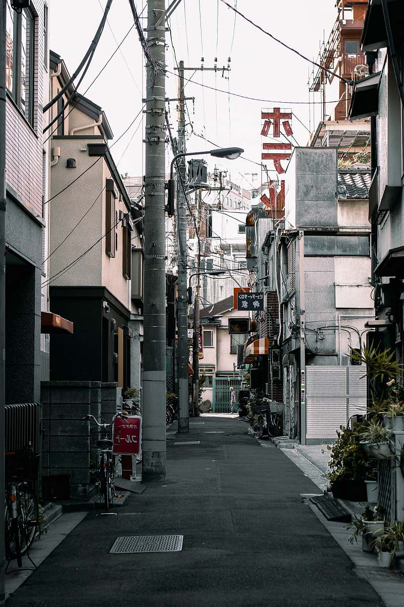 building empty road between buildings street