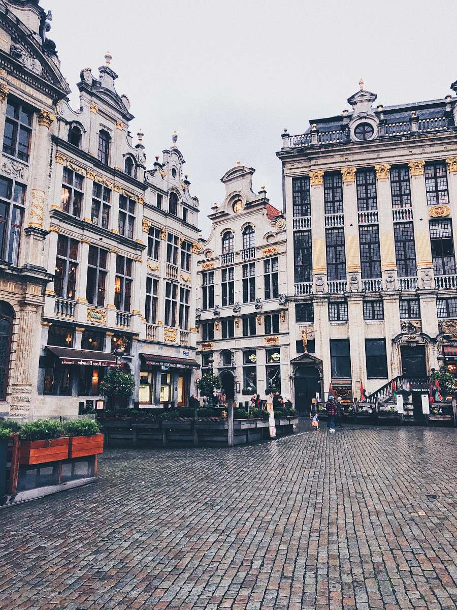 path Grand Place of Brussels during daytime walkway