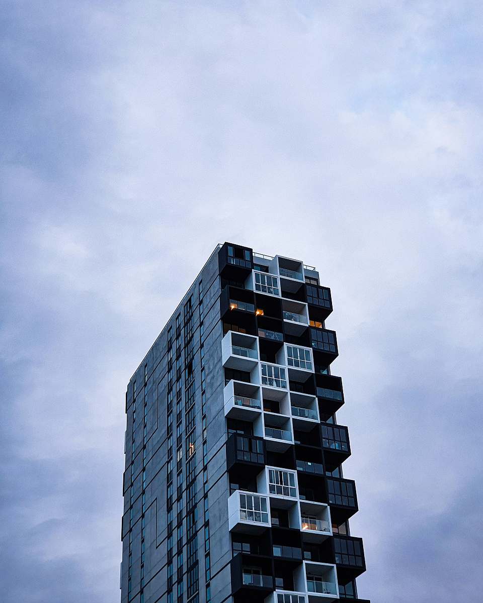 building gray high-rise building during daytime high rise
