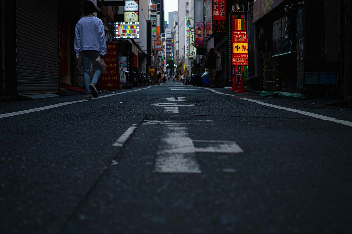 building man wearing blue dress shirt street
