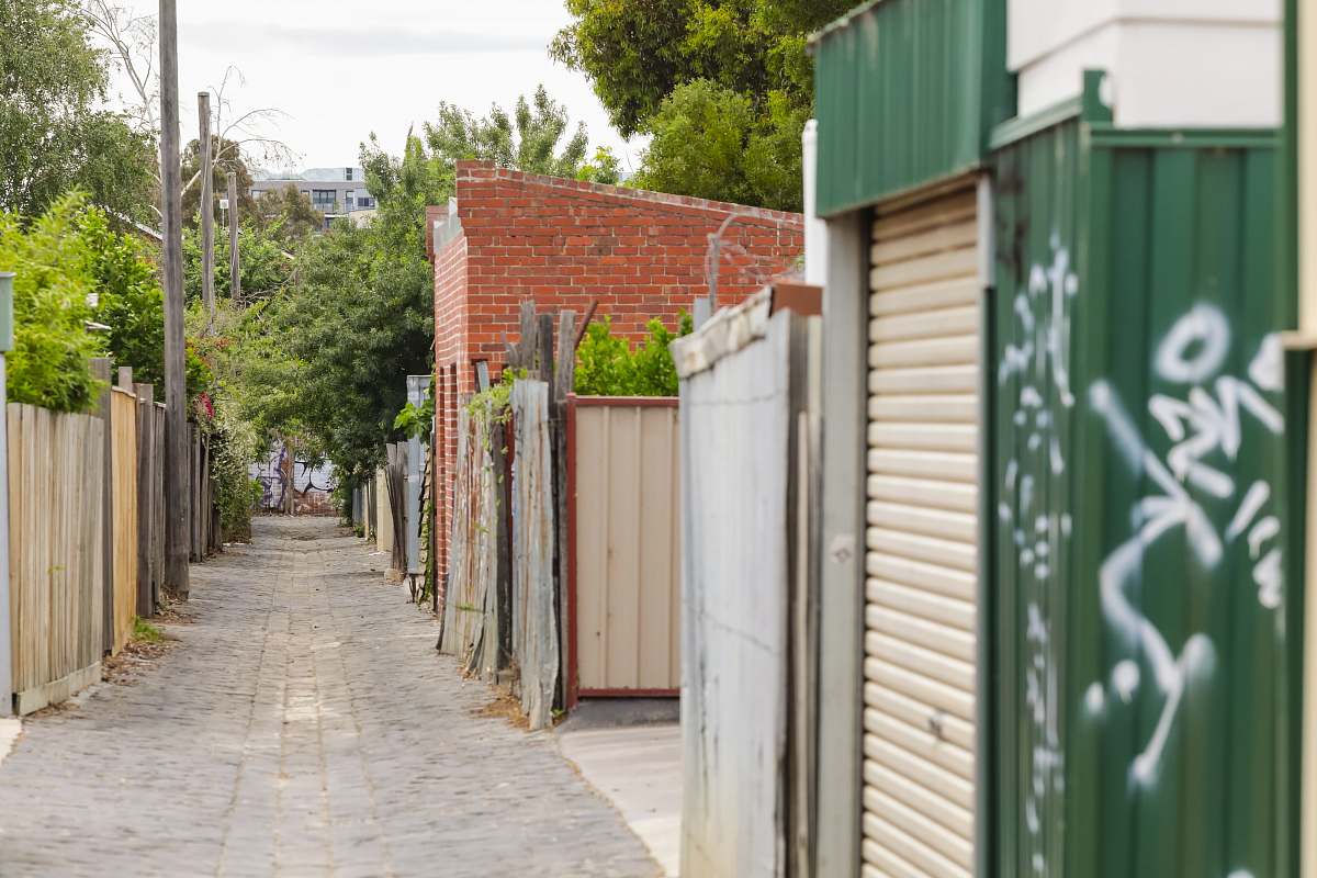 building pathway between house road