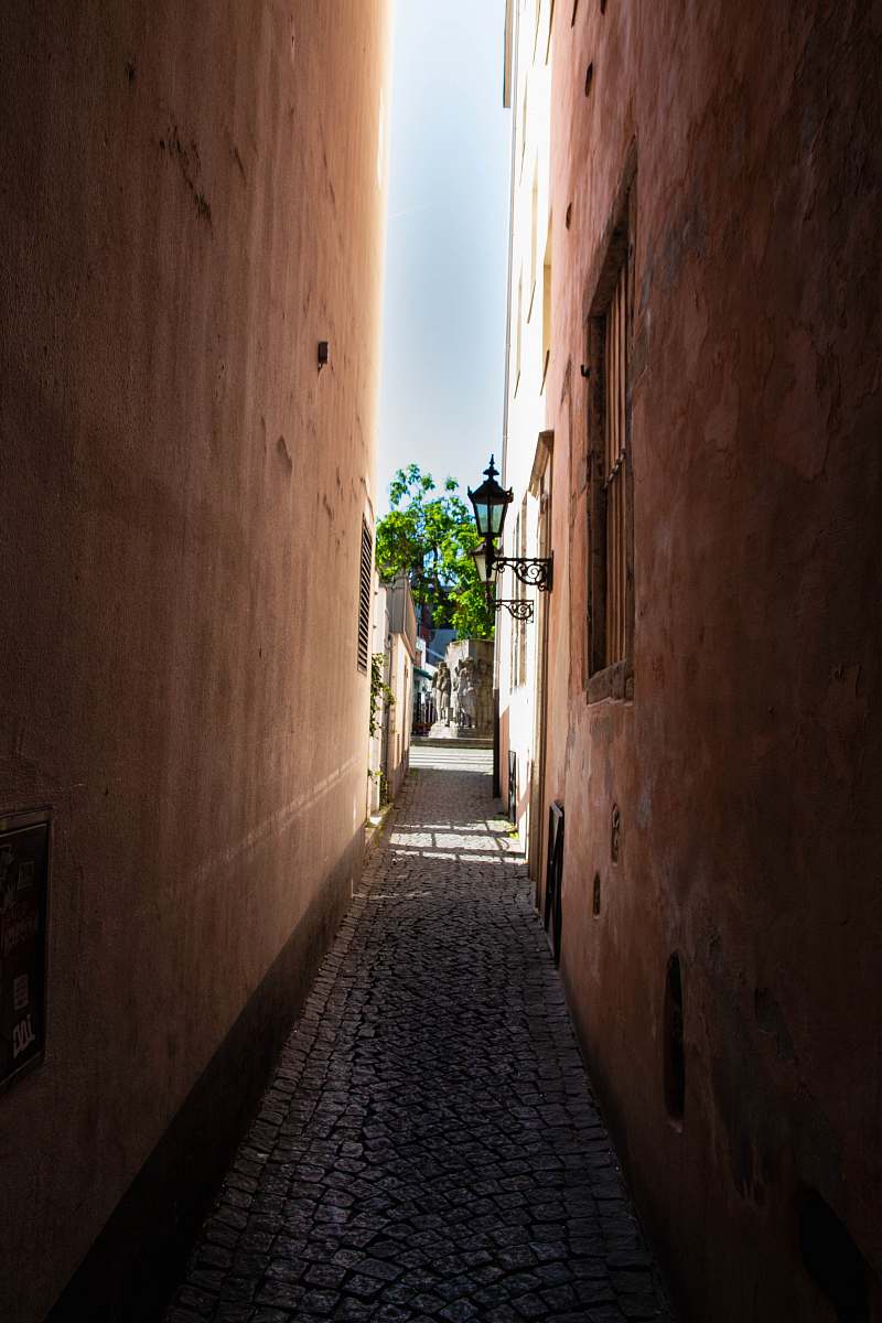 path pathway between walls walkway