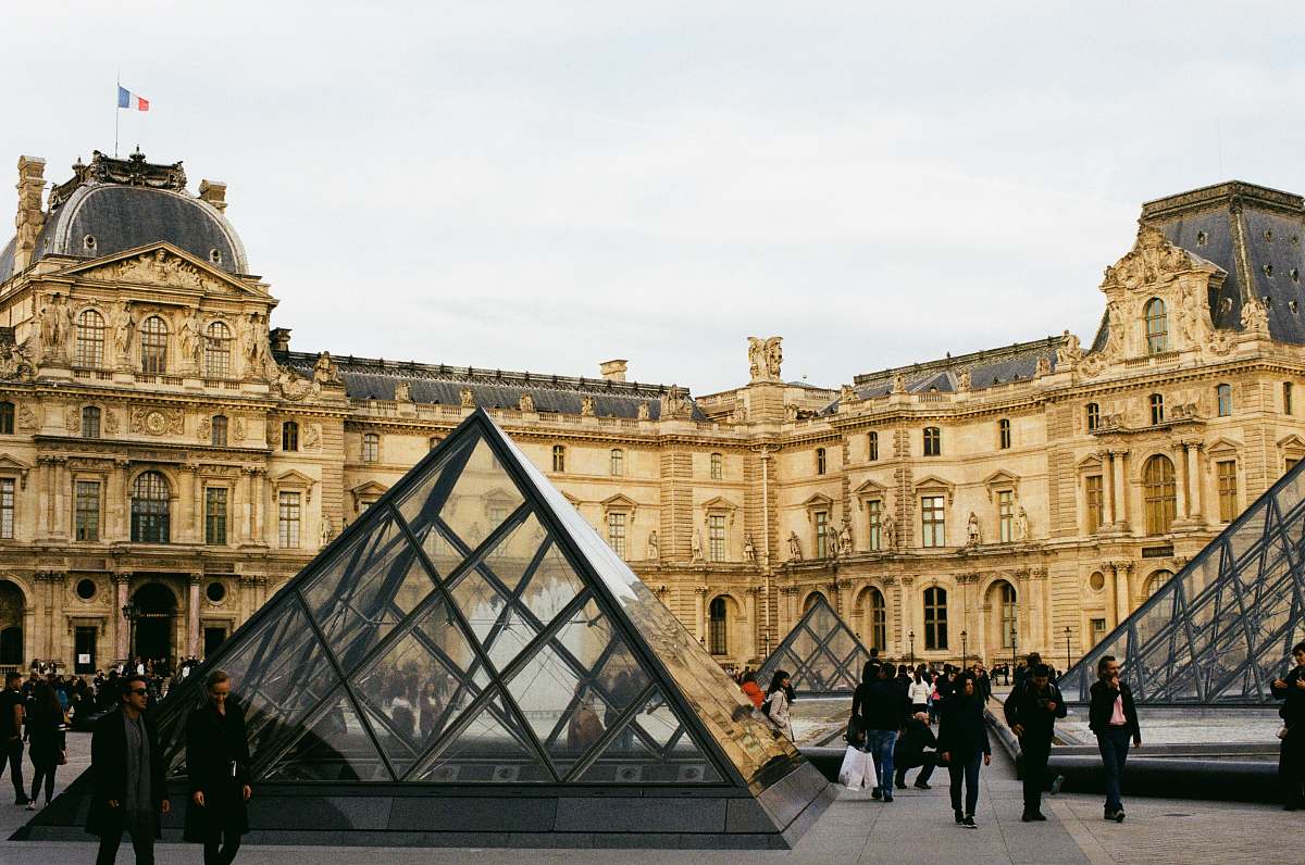 building people walking near The Louvre museum during daytime downtown