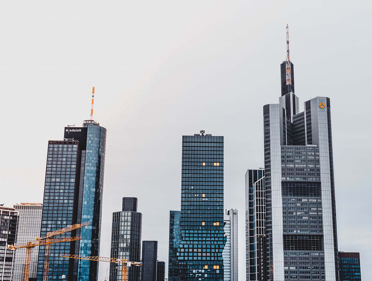 building photography of building during daytime town