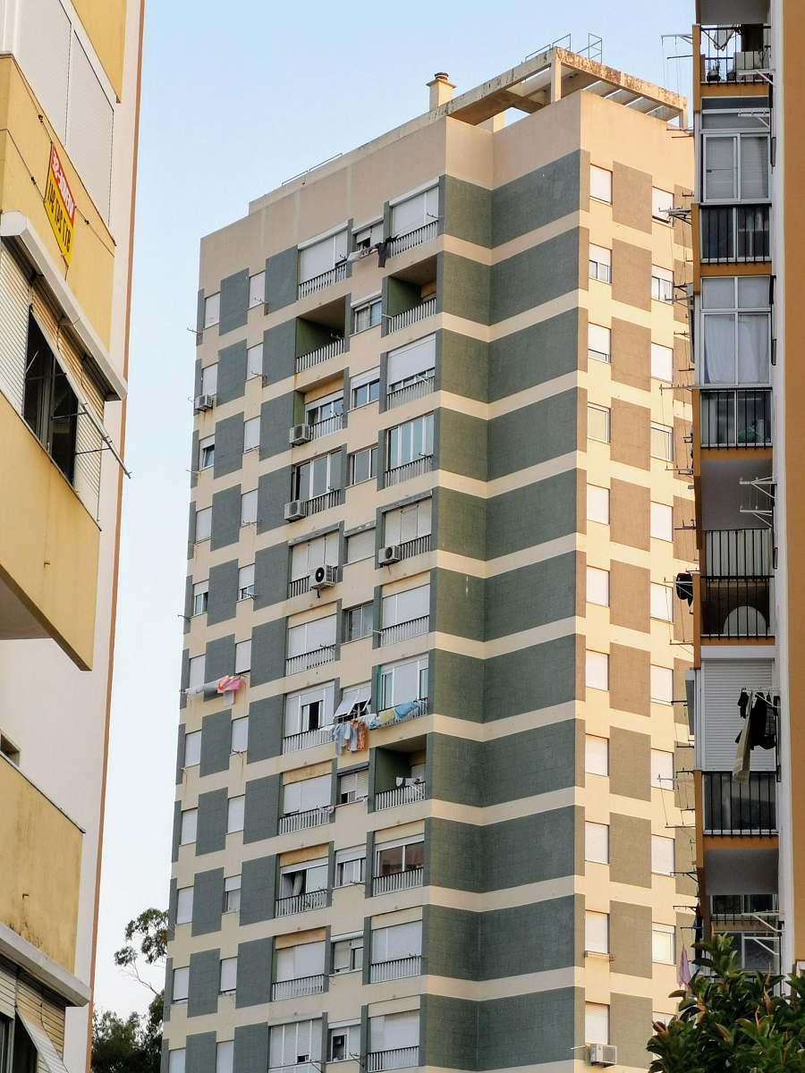 building white and gray concrete building at daytime high rise