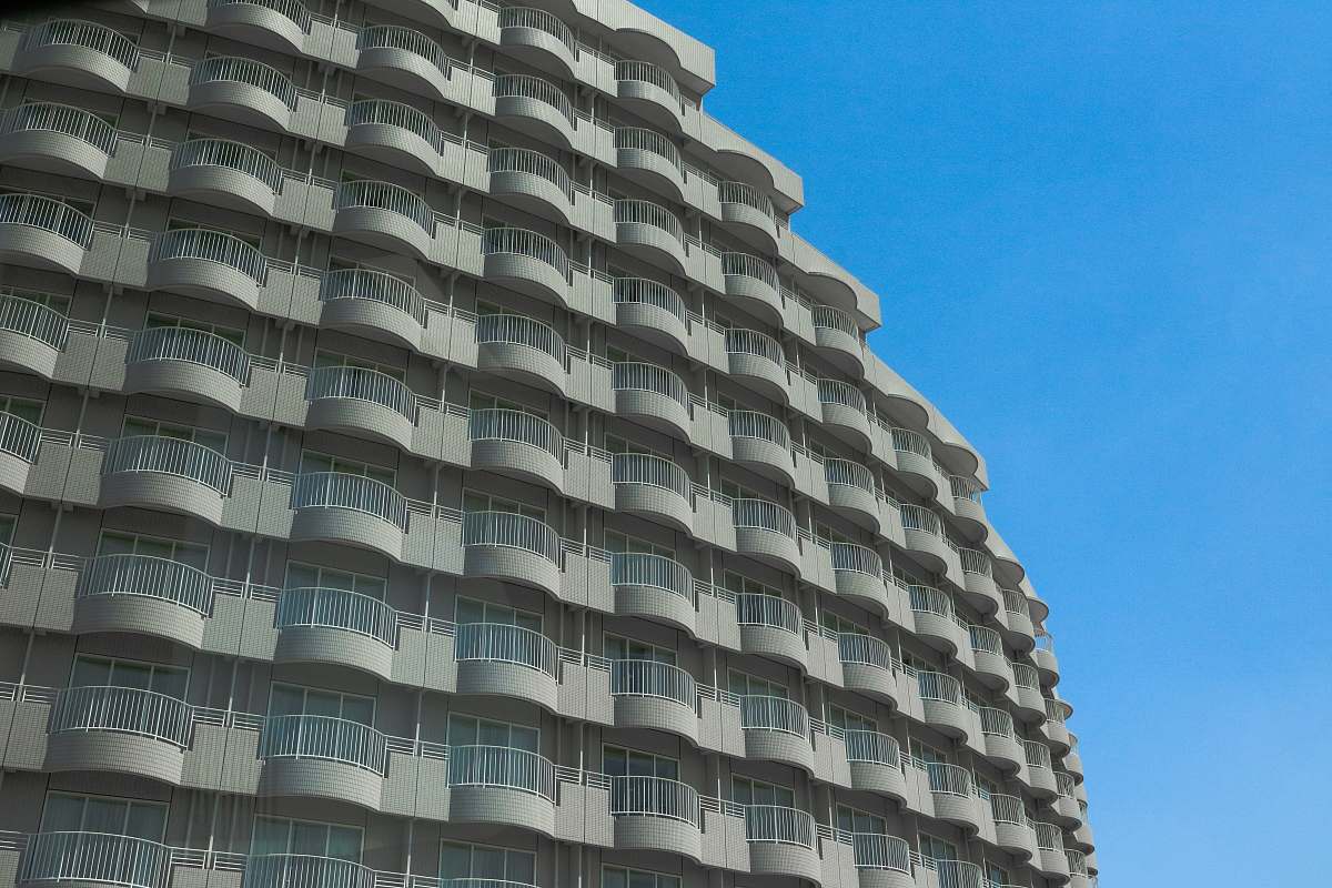 city white concrete building high rise