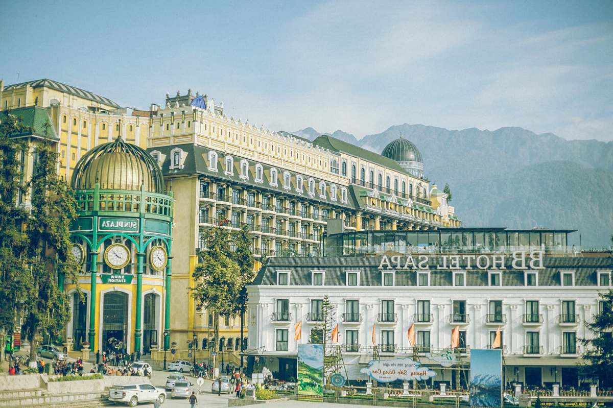 building BB Hotel Sapa during daytime downtown