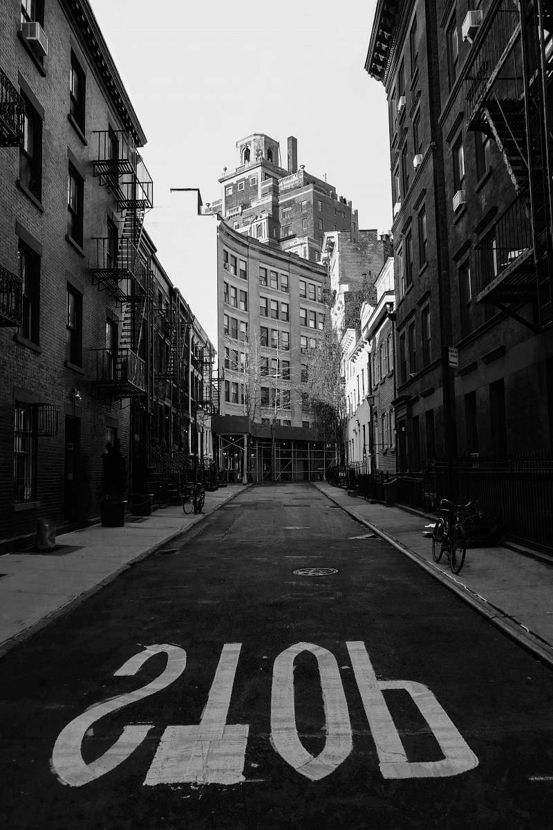 black-and-white gray and black pathway beside building street