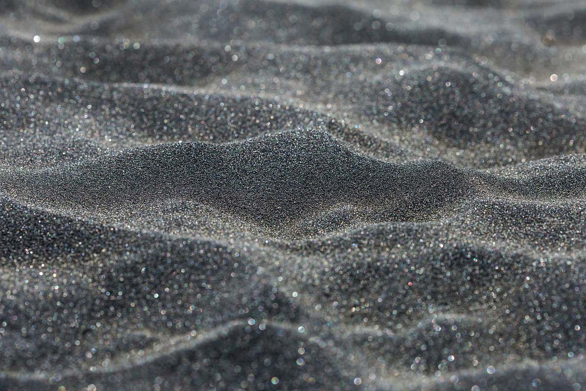 black-and-white brown sand with water droplets sand