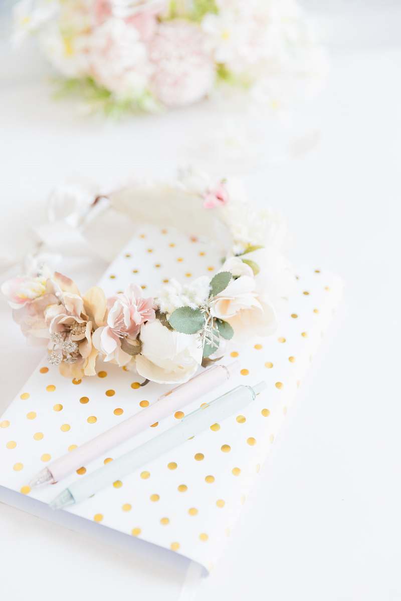 paper white and pink floral ceramic plate with white and pink floral table cloth gift
