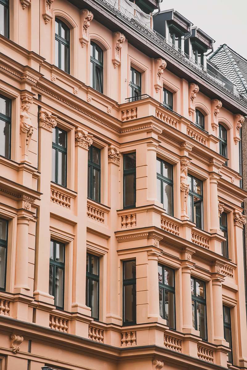 town selective focus photography of beige concrete building city