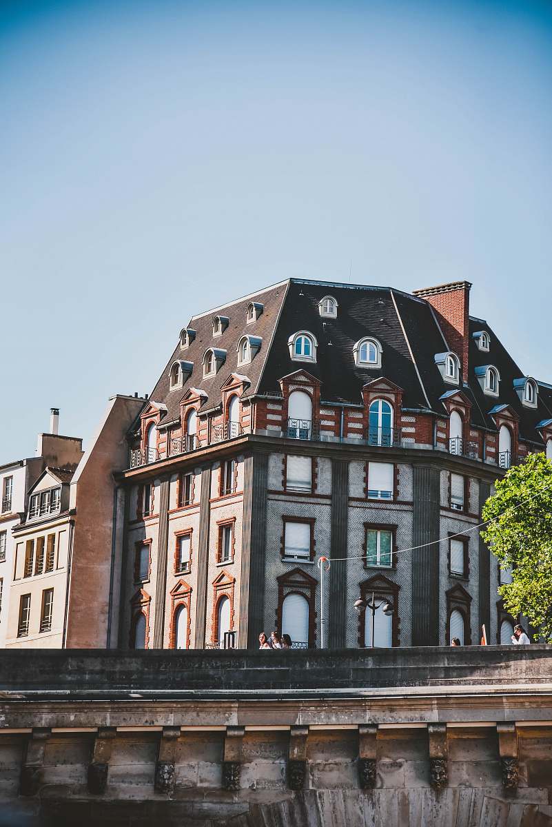 building architectural photography of brown and gray house town