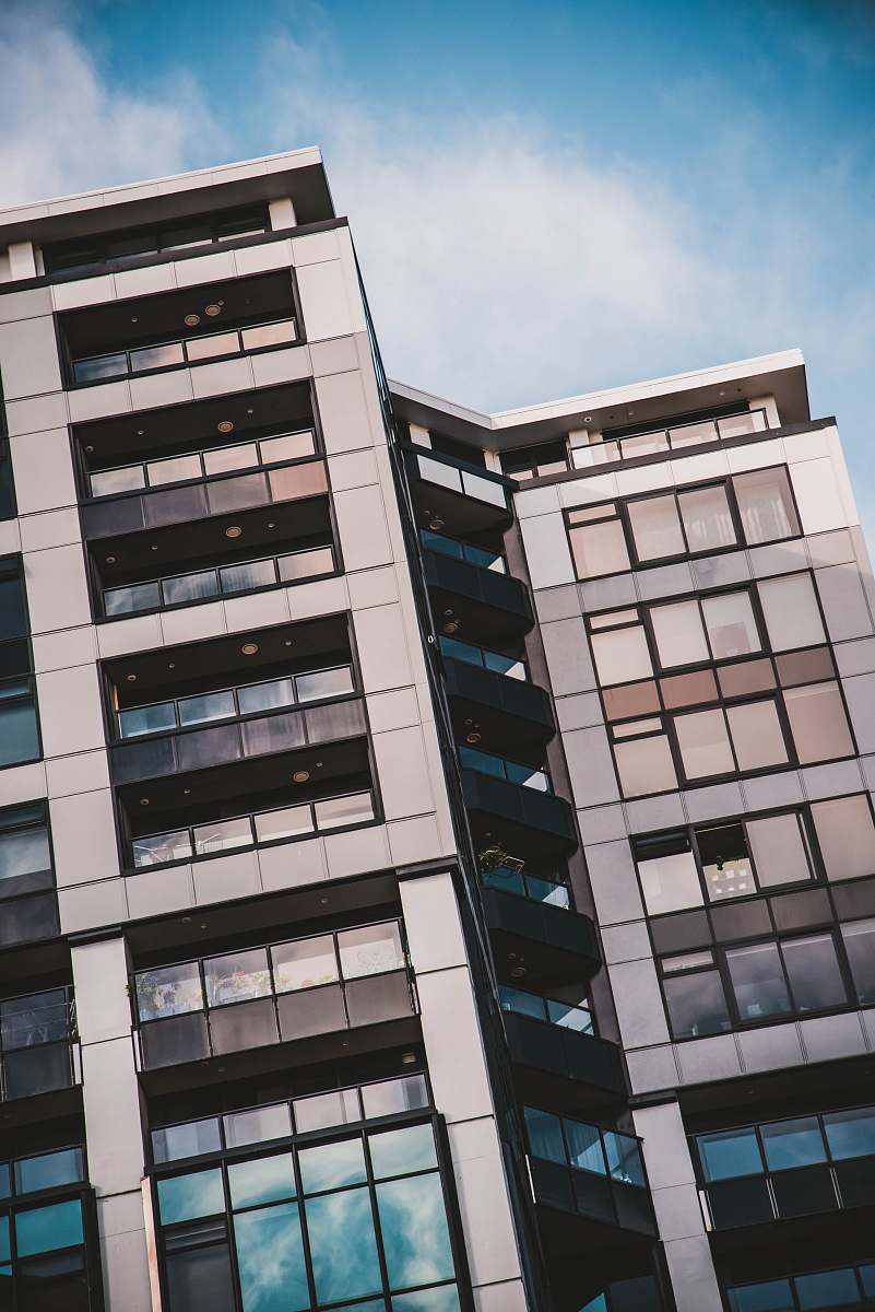 building gray high-rise building town