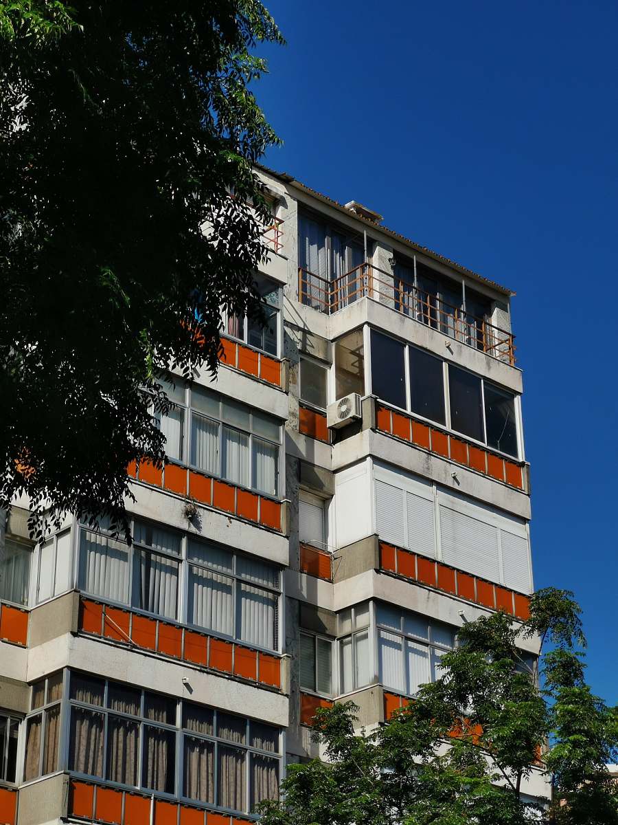 building white concrete building high rise