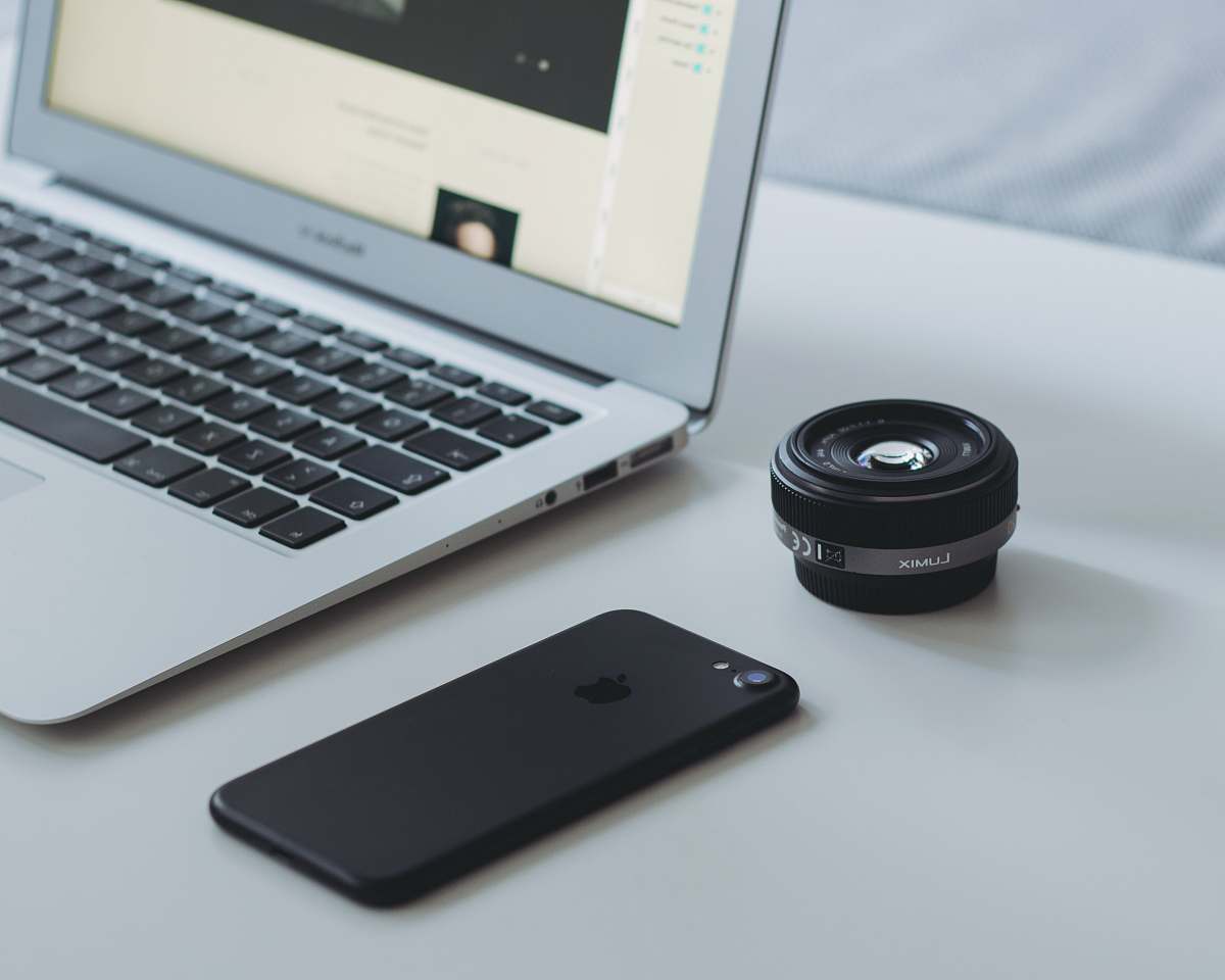 laptop black iPhone 7 and MacBook Air work