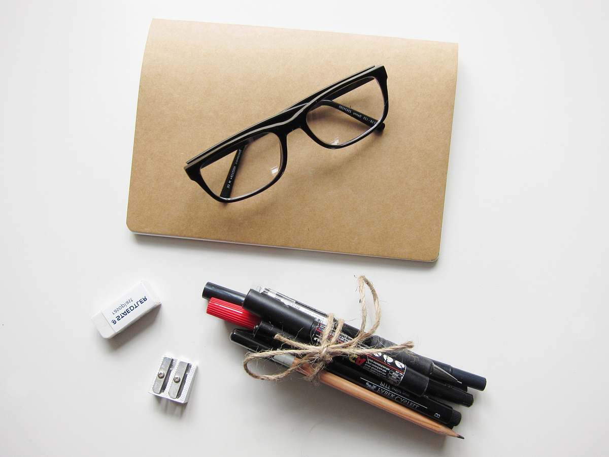 accessories black sunglasses and black pens accessory