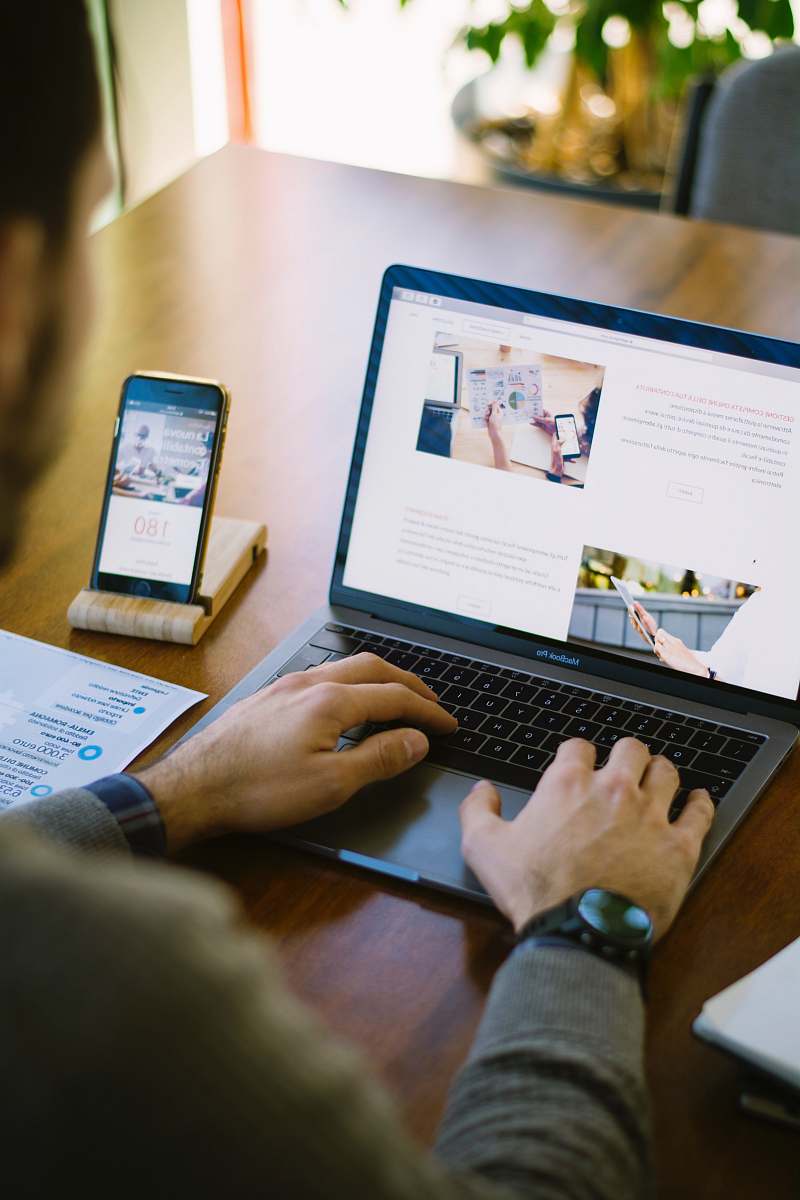 to selective focus photography of person using black laptop computer italia