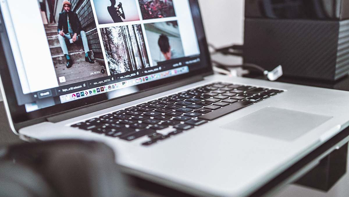 computer silver laptop displaying man sitting on stairs pc