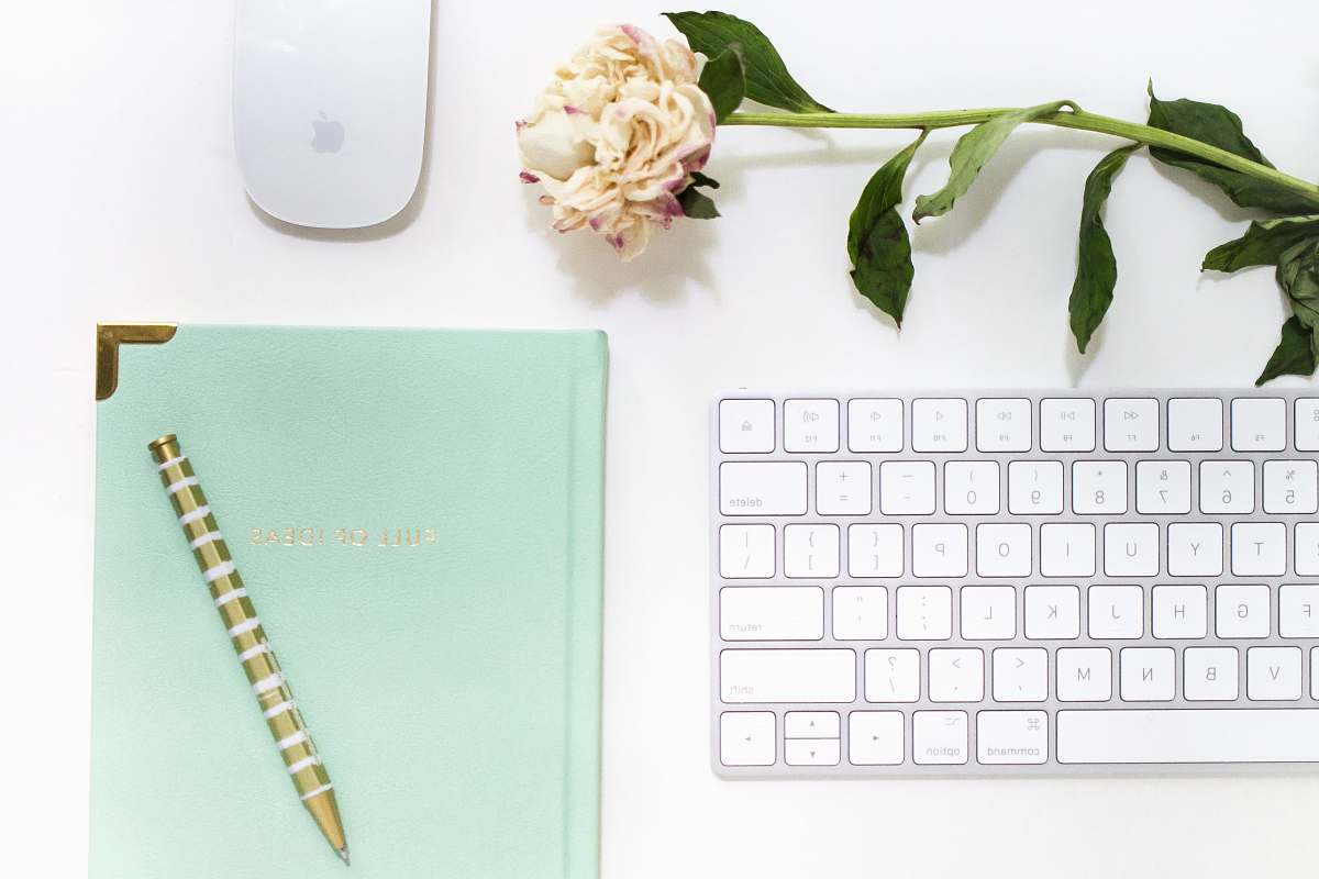 text Apple Magic keyboard beside Apple Magic mouse calendar