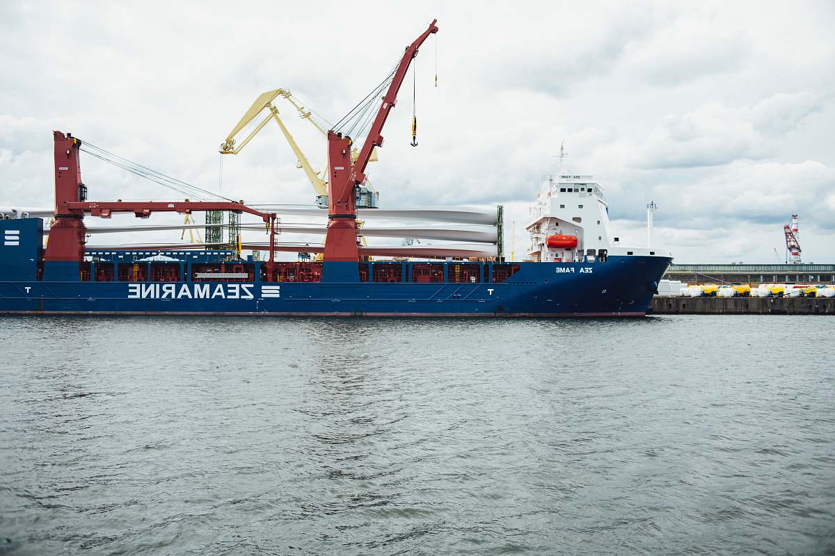 vehicle blue and red Zeamarine ship during daytime boat